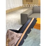 Louis Vuitton 2023 couple models embossed print