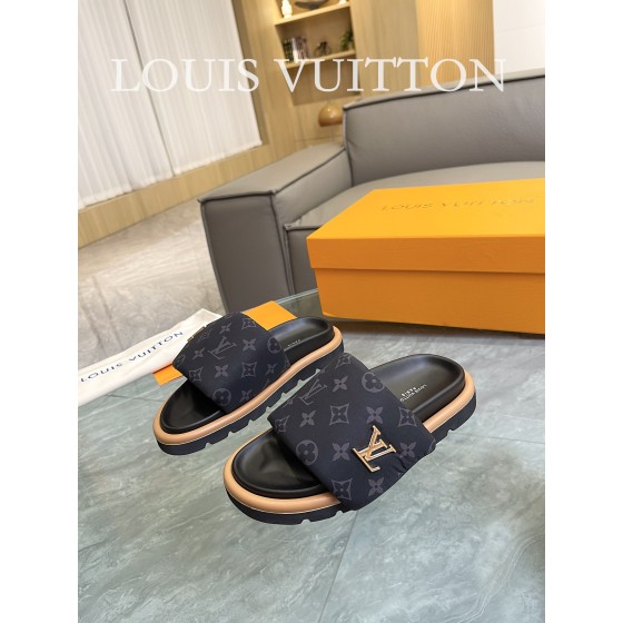 Louis Vuitton 2023 couple models embossed print