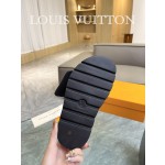 Louis Vuitton 2023 couple models embossed print