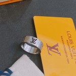 Louis Vuitton ring in the same material as the counter.