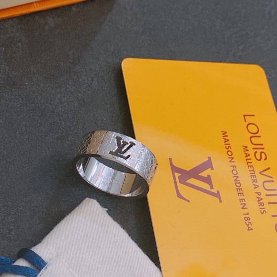 Louis Vuitton ring in the same material as the counter.