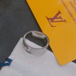 Louis Vuitton ring in the same material as the counter.