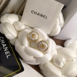 CHANEL🇫🇷Xiaoxiang Doudou agate pearl letter new stud earrings