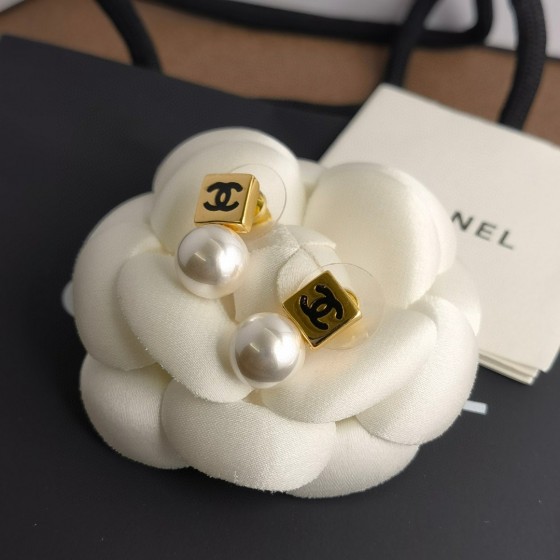 CHANEL🇫🇷Xiaoxiang Tassel Pearl Square Small Light Bulb Stud Earrings