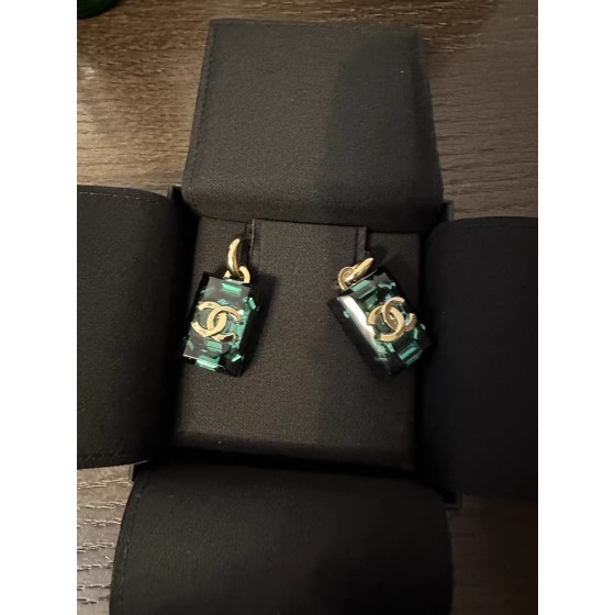 CHANEL🇫🇷Xiaoxiang emerald sugar cube letter earrings