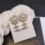 CHANEL🇫🇷Xiaoxiang Camellia Pearl Alphabet Earrings