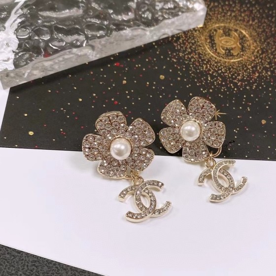 CHANEL🇫🇷Xiaoxiang Camellia Pearl Alphabet Earrings