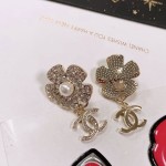 CHANEL🇫🇷Xiaoxiang Camellia Pearl Alphabet Earrings