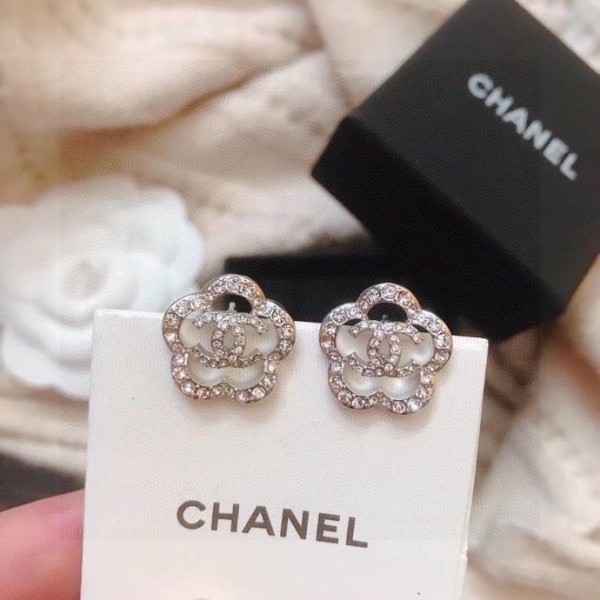 CHANEL🇫🇷Xiaoxiang three-dimensional hollow camellia stud earrings