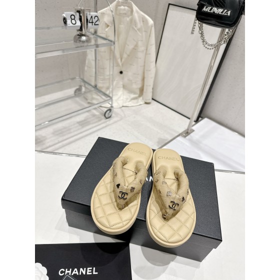 CHANEL summer new bread flip-flops clip toe flip-flops beach sandals