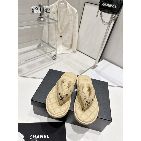 CHANEL summer new bread flip-flops clip toe flip-flops beach sandals
