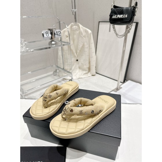 CHANEL summer new bread flip-flops clip toe flip-flops beach sandals