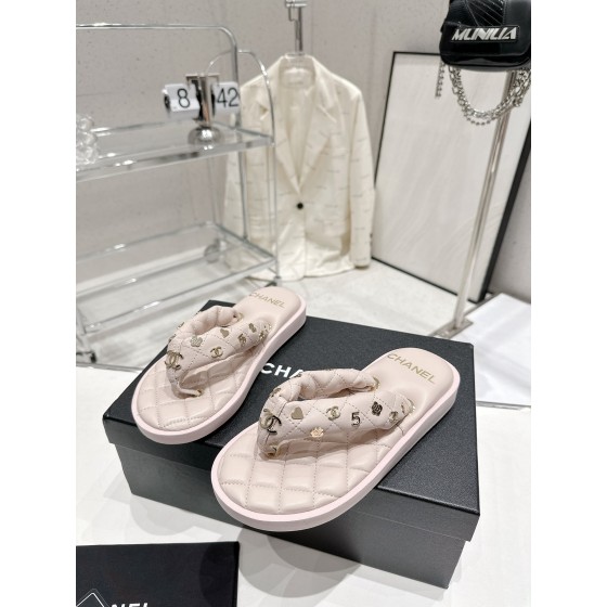 CHANEL summer new bread flip-flops clip toe flip-flops beach sandals