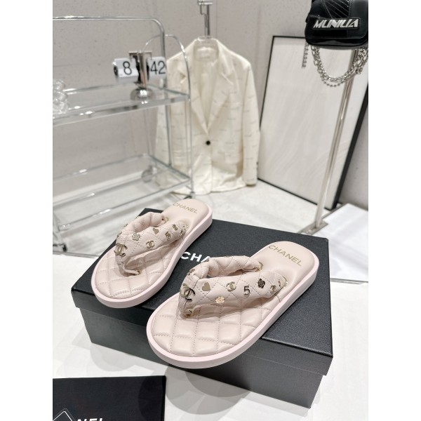 CHANEL summer new bread flip-flops clip toe flip-flops beach sandals