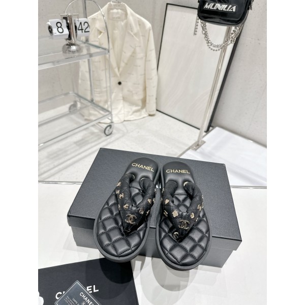 CHANEL summer new bread flip-flops clip toe flip-flops beach sandals