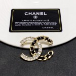 CHANEL🇫🇷Xiaoxiang Chanel brooch in new leather and diamonds