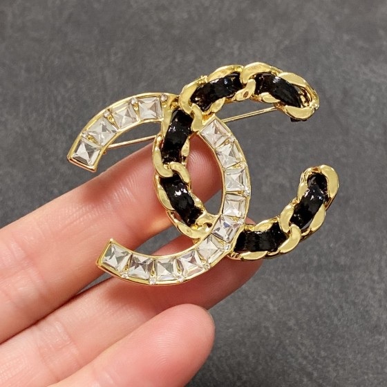 CHANEL🇫🇷Xiaoxiang Chanel brooch in new leather and diamonds