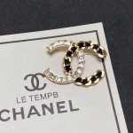 CHANEL🇫🇷Xiaoxiang Chanel brooch in new leather and diamonds