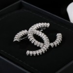 CHANEL🇫🇷Xiaoxiang's latest autumn and winter crystal brooch