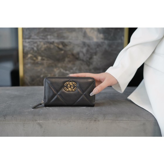 𝗖𝗛𝗔𝗘𝗡𝗟✦In goatskin leather🐐 Series 19 Zip Wallet Black Gold