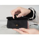 𝗖𝗛𝗔𝗘𝗡𝗟✦In exclusive channel special fine-grain embossed calfskin🐂 New for Spring/Summer 2020 | Zipper Coin Card Bag Black Gold🐂