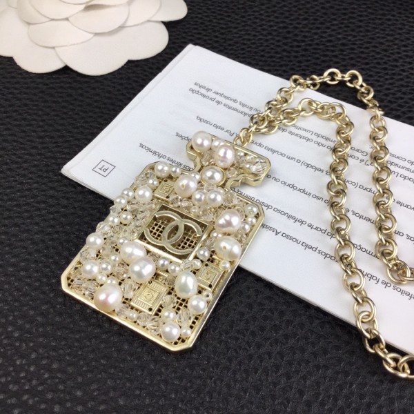 CHANEL🇫🇷Xiaoxiang Hollow Perfume Bottle Necklace