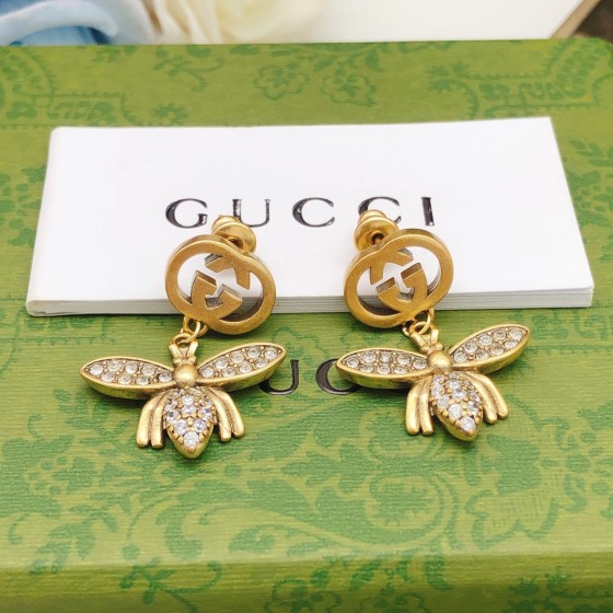 𝐆𝐮𝐜𝐜𝐢 Two little bee stud earrings with diamonds