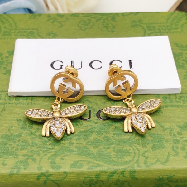 𝐆𝐮𝐜𝐜𝐢 Two little bee stud earrings with diamonds