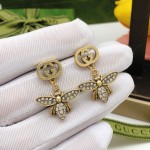 𝐆𝐮𝐜𝐜𝐢 Two little bee stud earrings with diamonds