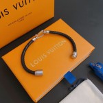 Louis Vuitton Cowhide bracelet, couple's style, length 22cm, adjustable and changeable