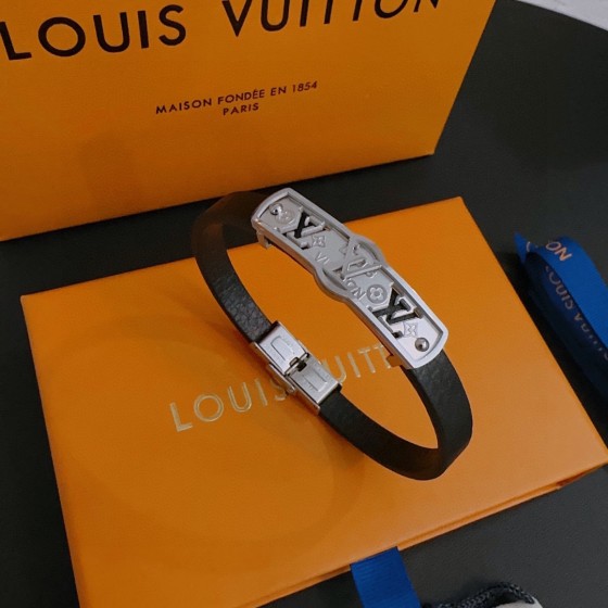 Louis Vuitton Cowhide bracelet, couple's style, length 22cm, adjustable and changeable