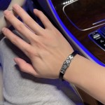 Louis Vuitton Cowhide bracelet, couple's style, length 22cm, adjustable and changeable