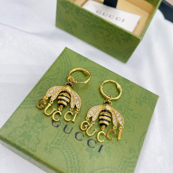 𝐆𝐮𝐜𝐜𝐢 new bee letter earrings