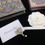 Dior CD letter pearl brooch