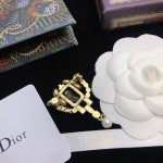 Dior CD letter pearl brooch