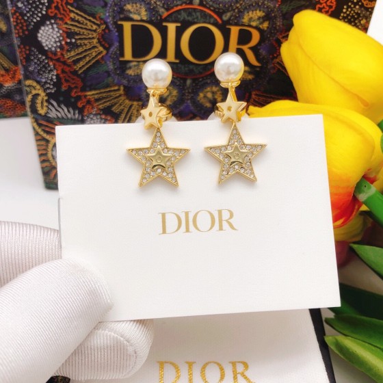 Dior star 🌟 diamond size pearl earrings