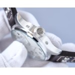 IWC- Presented in a purer design Built-in automatic mechanical movement