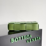 Bottega Veneta Cassette 5-panel lychee print green pepper #666870