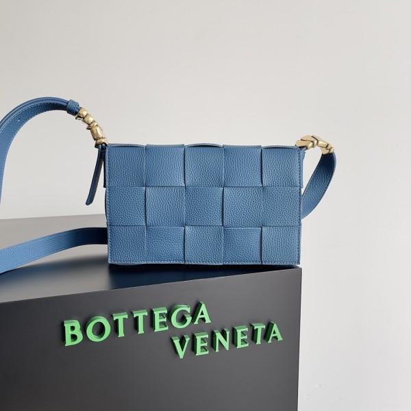 Bottega Veneta Cassette 5-panel lychee print dark blue #666870