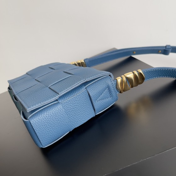 Bottega Veneta Cassette 5-panel lychee print dark blue #666870