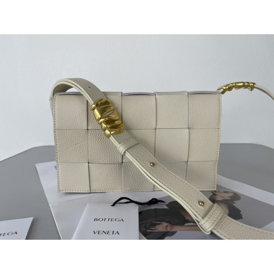 Bottega Veneta Cassette 5-panel lychee print white #666870