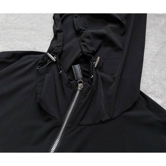 Burberry...The new windbreaker coat with sunscreen and windproof skin for both men and women