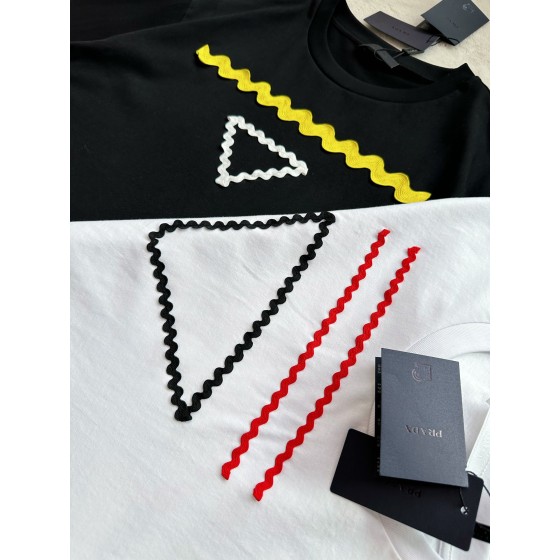 Prada's new contrasting color triangle webbing triangle logo short sleeves