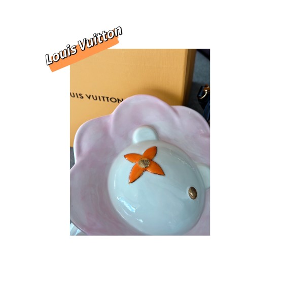 Can store coins Piggy bank