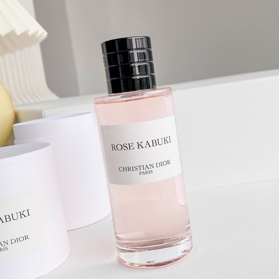 Fragrance family, singing and dancing girl