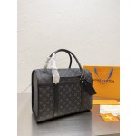 Pet bags and dogs are inseparable