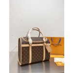 Pet bags and dogs are inseparable