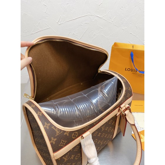 Pet bags and dogs are inseparable