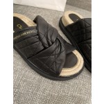 DIOR 𝟐𝟎𝟐𝟐/𝐒𝐒 𝐧𝐞𝐰 spring and summer sheepskin slippers