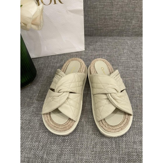 DIOR 𝟐𝟎𝟐𝟐/𝐒𝐒 𝐧𝐞𝐰 spring and summer sheepskin slippers